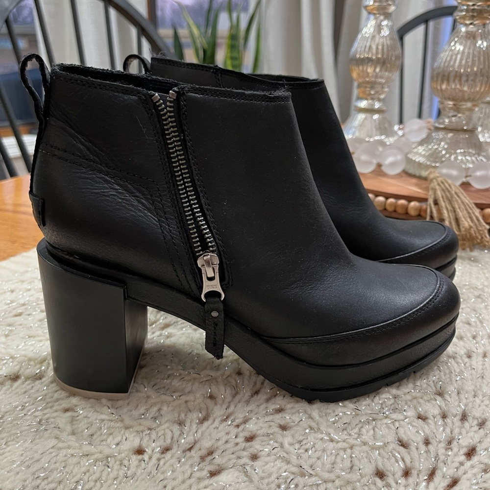 New Sorel Blake Booties size 9.5